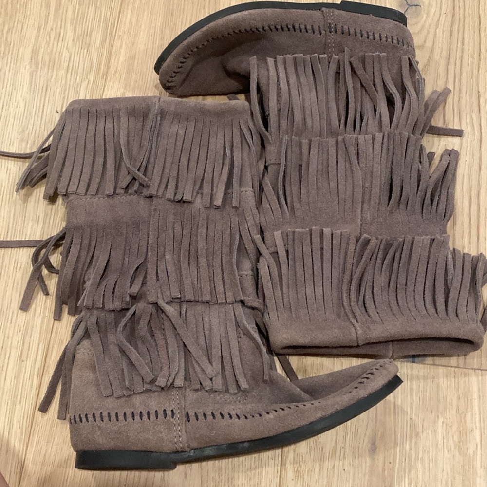 NWOT Minnetonka 3 layer fringe boots